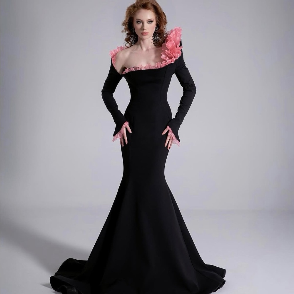 Fouad Sarkis SS’25

Elegant Black Mermaid Gown with Pink Ruffle Trim